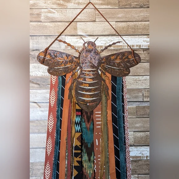 NWT Handcrafted Rustic Metal Honey Bee Wall Hanging - Picture 2 of 7